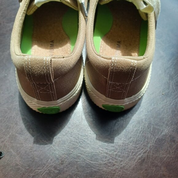 Cariuma Casual Sneakers *Like New - Picture 4 of 4